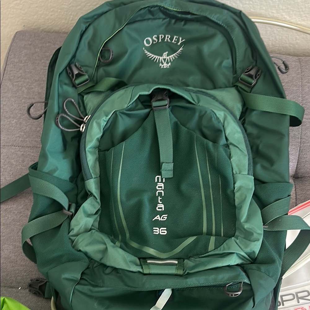 Manta AG 36 Osprey Green Backpack with raincover & 85 Oz water Reservoir.